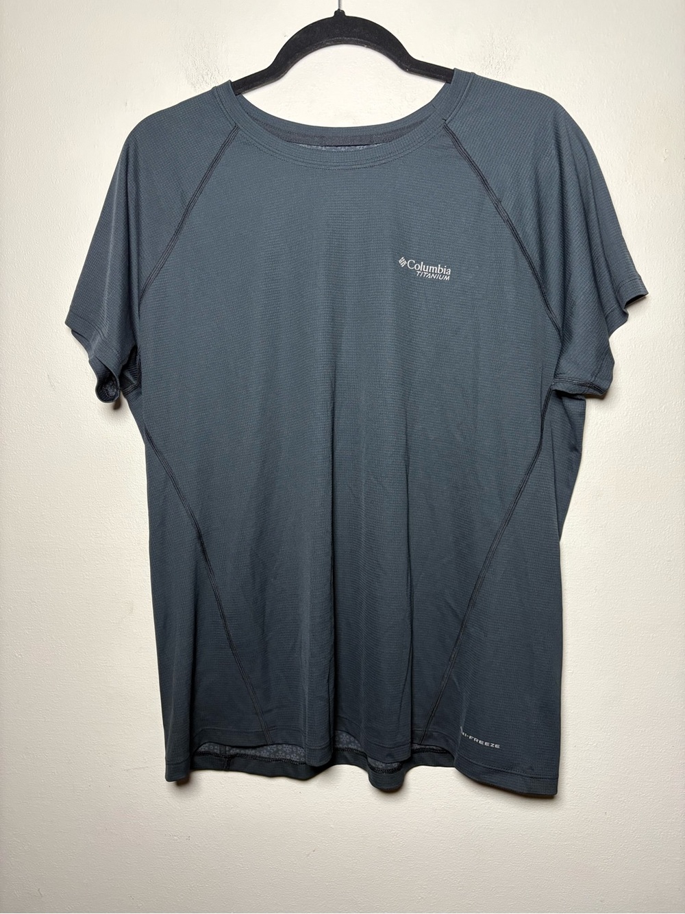 Columbia Women’s Titanium Short Sleeve Form Fitted Black Shirt Size XXL